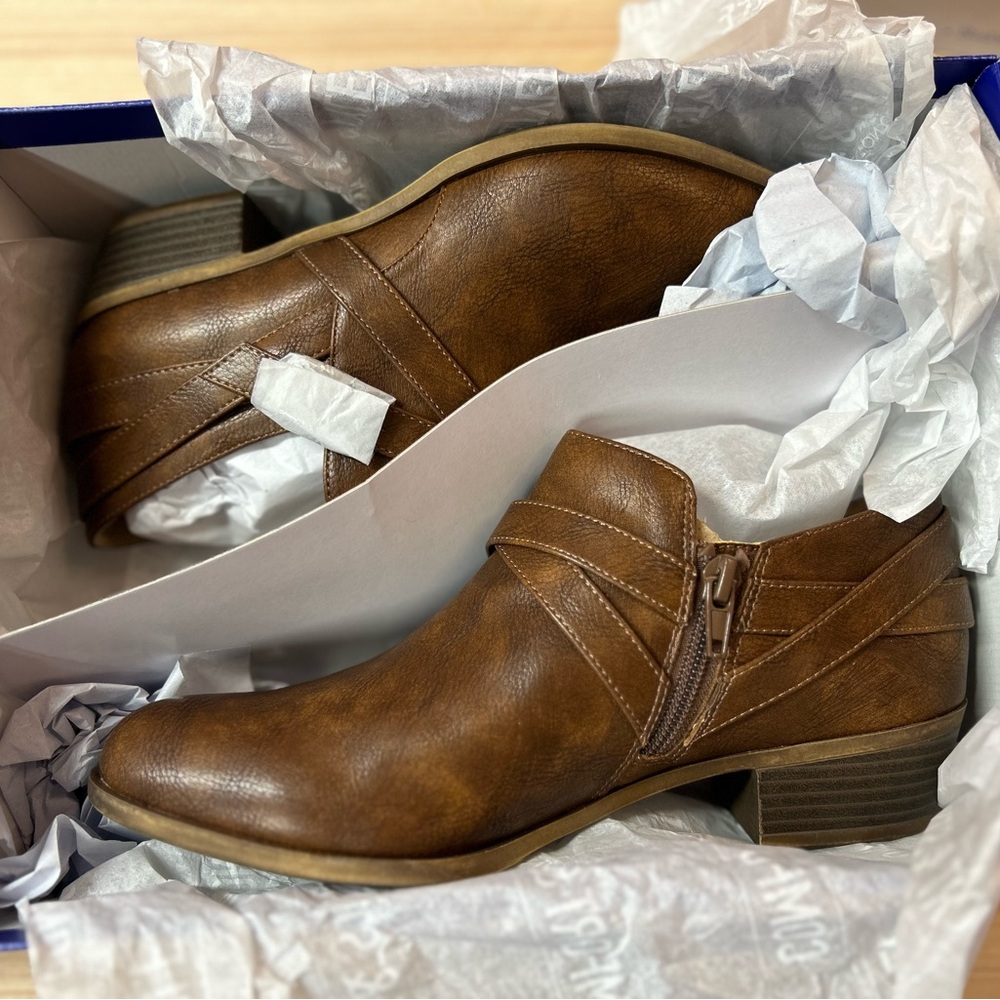 NEW IN BOX LifeStride Adley Women's shoe

Whiskey color
As 8.5